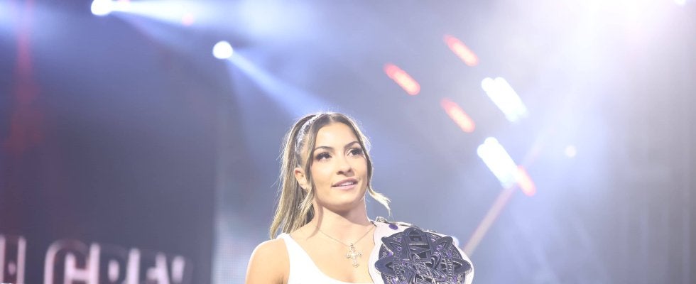 どうなってるの？ “超新星”美女レスラーの「名前のない新技」に騒然…突如現れた異次元フィニッシャーが話題