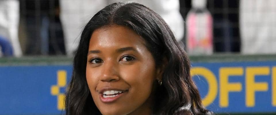 ドジャースの美しきリポーター「母娘旅行をお勧めします」に「心が温まる」貴重な冬コーデが「とーってもかわいい」「いつも奇麗」