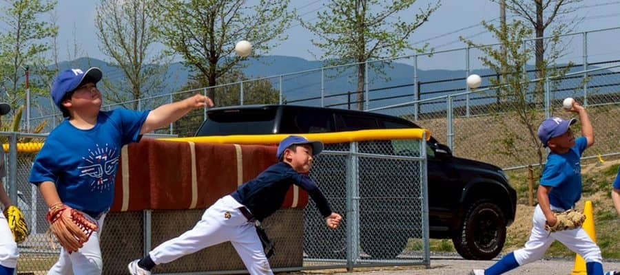 苦手な守備が上達する“荒れ地壁当て”　筒香兄が解説…捕球と送球を同時に磨くコツ