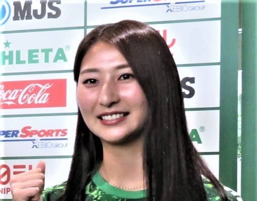 「可愛い」「天使が舞い降りた」女子サッカー塩越柚歩、赤ニットでディズニー満喫…SNSで反響