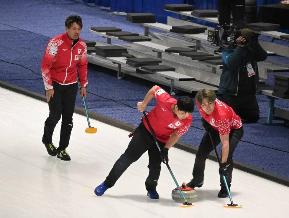 【カーリング】日本男子の試合中に複数トラブル発生…途中交代、消灯、ブラシ破壊も