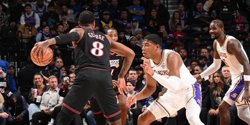 レイカーズがシクサーズに競り勝つ…復帰したドンチッチが“トリプルダブル”の活躍、八村塁は17得点