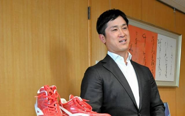 広島カープの上本崇司さん、引退試合のスパイクを広島県福山市に寄贈