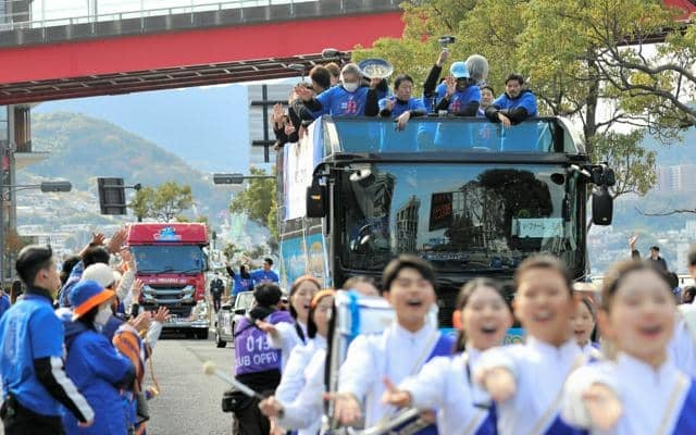 V長崎、8年ぶりのJ1昇格祝いパレード　高木監督の続投も発表