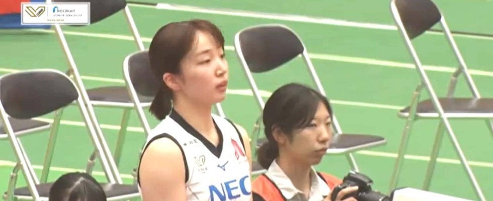 女子バレー、縦に“ストン”と落ちる強烈サーブに相手がお見合い 見事なノータッチエースに公式Xも反応