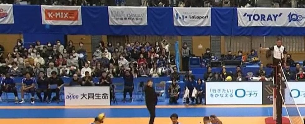 「申し訳ないけど…」男子バレー、本人とファンびっくりの“珍事”発生 歓喜のダンス中に突如ボールが