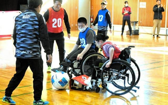 車いすの子　ファジとゴール　岡山支援学校でコーチが出前授業