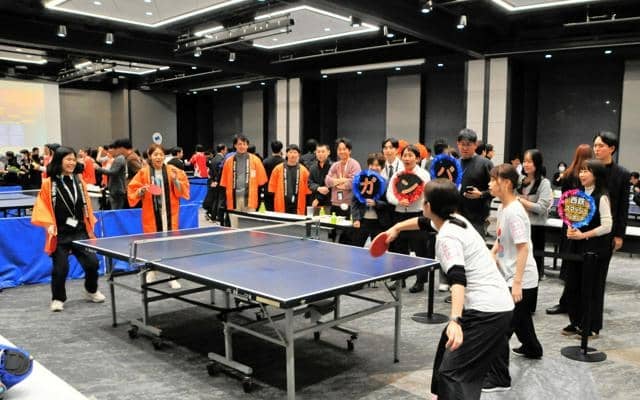 福岡・天神のワンビルで入居企業の卓球大会　会社の壁越え交流