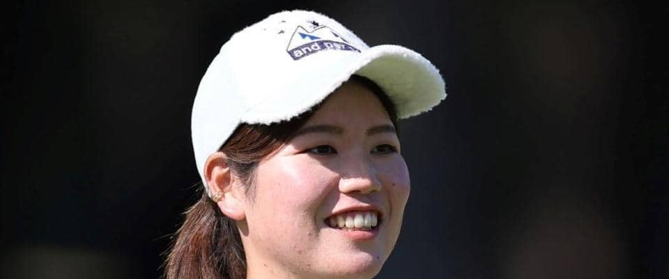 青空に掲げたツアーカード「とても楽しみで、ワクワク」　桜井心那が渋野日向子、西村優菜との３Ｓ投稿　来季米ツアー出場資格獲得を報告