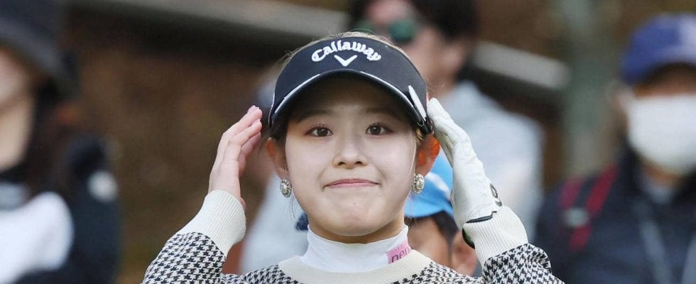 「どこのアイドルかと」吉田鈴、ベージュのジャケット＆ミニスカの全身ショット披露