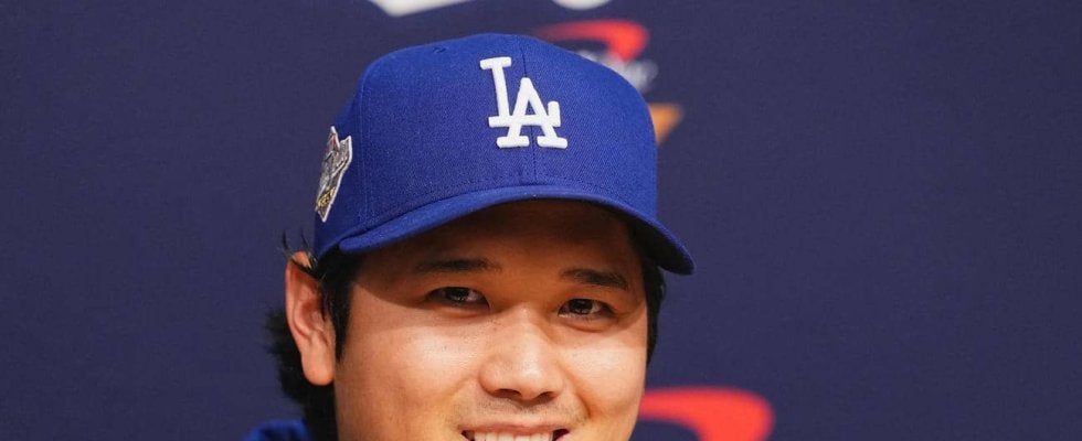 大谷翔平、ジーンズ＆ネイビーシャツでバット手にするレアショット「今年の男性アスリート」選出