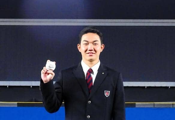 ロッテ　ドラ１・石垣「早くこの球場で投げたい」マウンドは「軟らかくて結構好き」ドラフト指名１０選手が施設見学