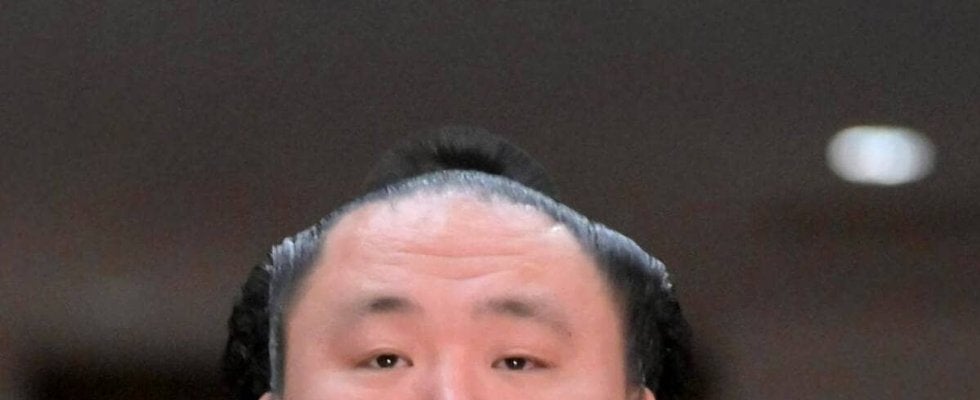 ８日から冬巡業を離脱の玉鷲は「変形性腰椎症、腰部神経根症」…診断書を公表