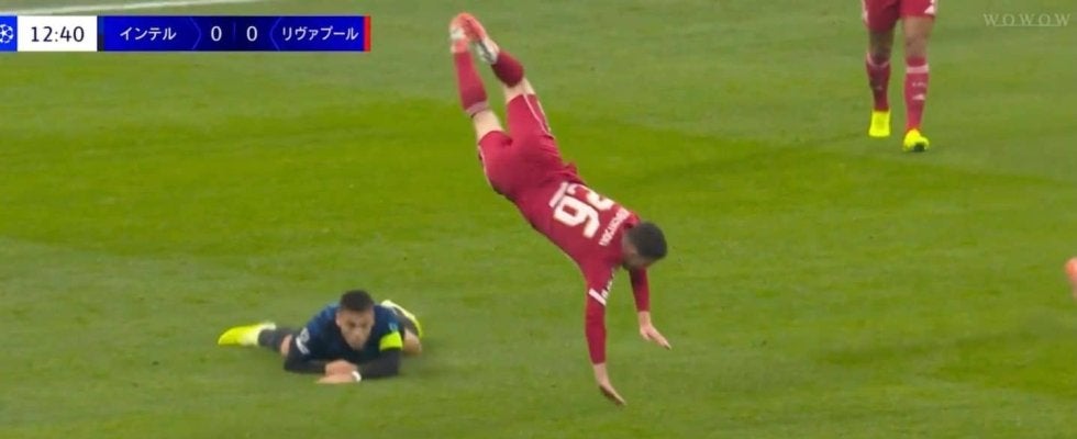 「飛ばしすぎ！」アルゼンチン代表FWが“爆速危険タックル”炸裂「荒すぎるやろ」相手選手は空中大回転→地面に叩きつけられる