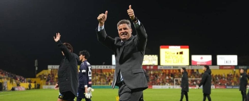 世界の流れに｢逆行するスタイル｣で、Jリーグに新風を巻き起こしたスペイン人の新監督【｢2025年J1ベストのサッカー｣はあのチーム】(1)