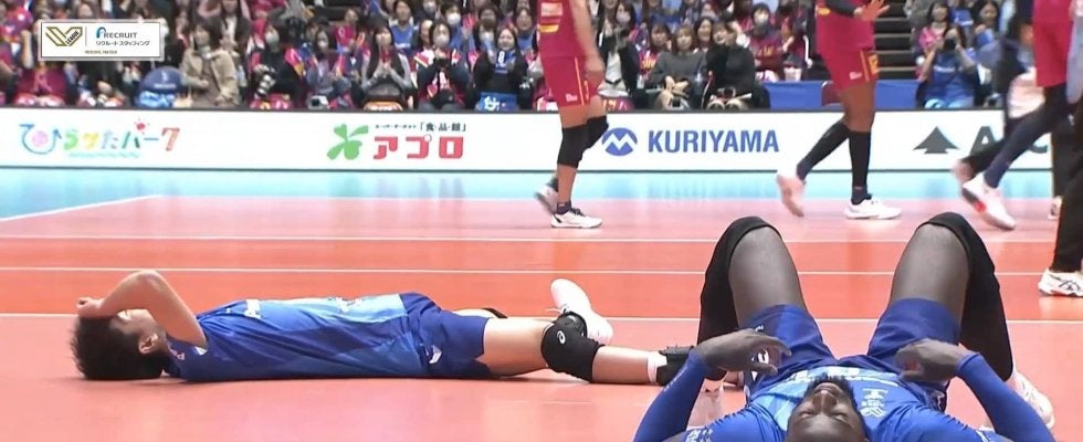 あまり見たことない…選手がバタバタ倒れ込む珍しい光景 男子バレー、およそ50秒の壮絶ラリーが生んだファン感動の一コマ