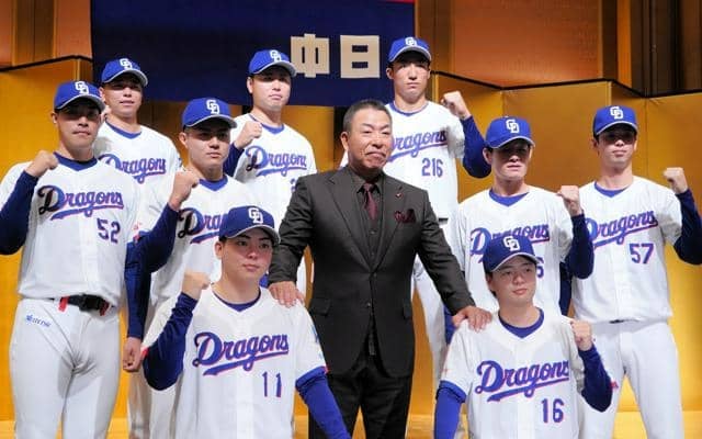 真新しいユニホーム姿の9人「勝利に貢献」　中日が新入団選手を発表