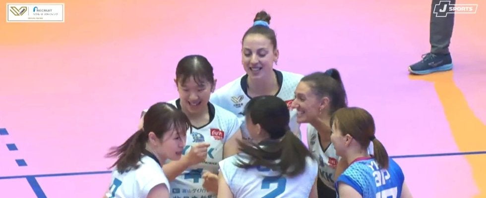 女子バレー、“猫ダンス”が可愛すぎる ポイント直後にベンチが見せた息ぴったりのパフォーマンス