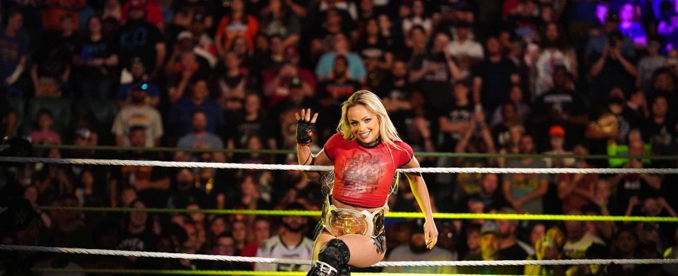 「危険な色気だ」復活の“悪女”レスラー、きわどすぎるリングギアと“挑発顔”連投にファン熱狂「お前がナンバーワンだ」