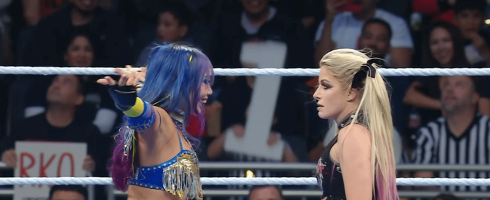 「何やってんのw」人気日本人女子レスラー、“まさかの行動”にツインテ美女ブチギレ…まるでコントな“身長マウント”にファン爆笑