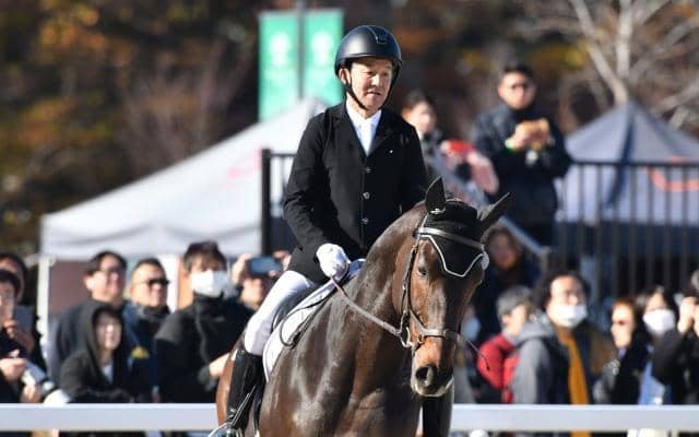 引退競走馬に管理調教師が乗って/島田明宏