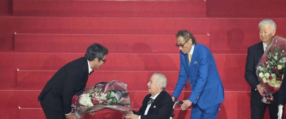 久々登場のサッカー辛口評論家が穏やか笑み　「涙出た」「リスペクト」「セルジオさん痩せたね」Ｊリーグから特別表彰