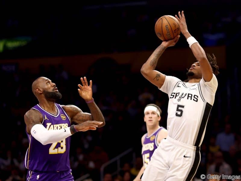 レブロンが昨季新人王に贈り物「どんどん上を目指せ」敗戦後に“ヤングキング”へエール