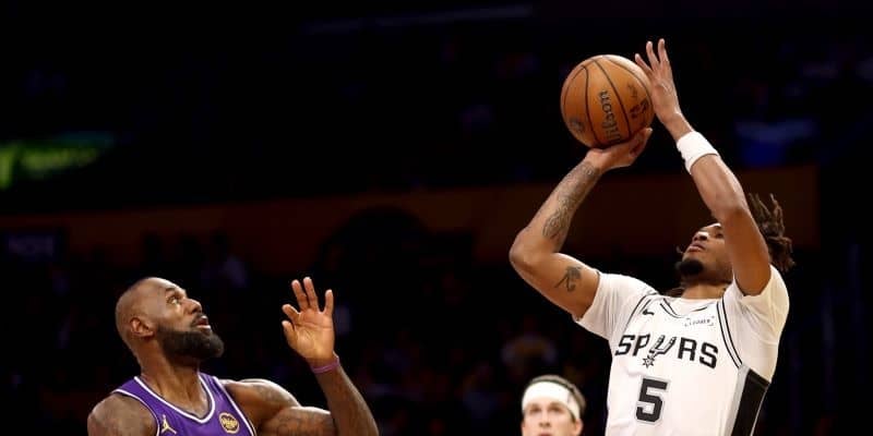 レブロンが昨季新人王に贈り物「どんどん上を目指せ」敗戦後に“ヤングキング”へエール