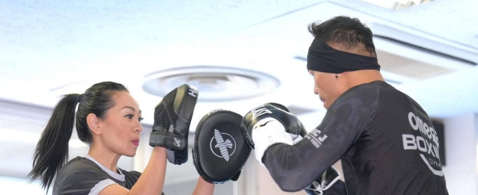 ５階級制覇王者ドネア、レイチェル夫人のミットに必殺左フック！異例の公開練習