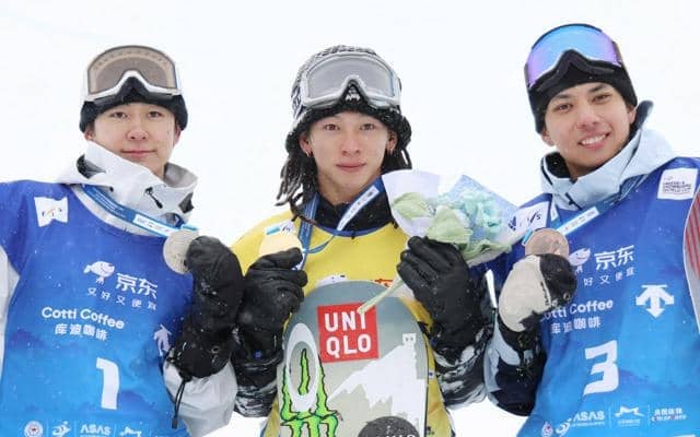 平野歩夢が金　男子HPで表彰台独占　写真で見る中国･スノボW杯