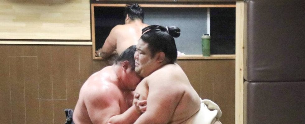 ２６歳の十両・嘉陽が部屋で稽古　来年に向け「もういい歳。歳が近い力士に負けられない」