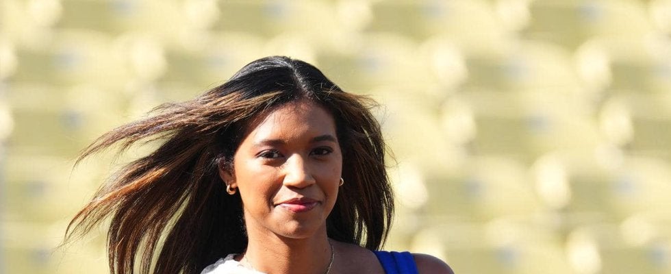 ドジャース名物リポーター、入団会見後の新守護神候補を黒ワンピ姿で早速取材「新メンバー！」