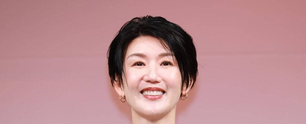 栗原恵さん、紺色ニット姿で黒ノースリーブトップス姿のCocomiとツーショット「またすぐに」
