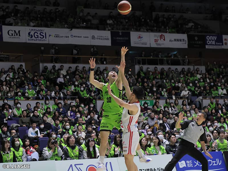 富永啓生が圧巻“4点プレー”を披露…高火力なオフェンスで富山を圧倒した北海道が11連勝目