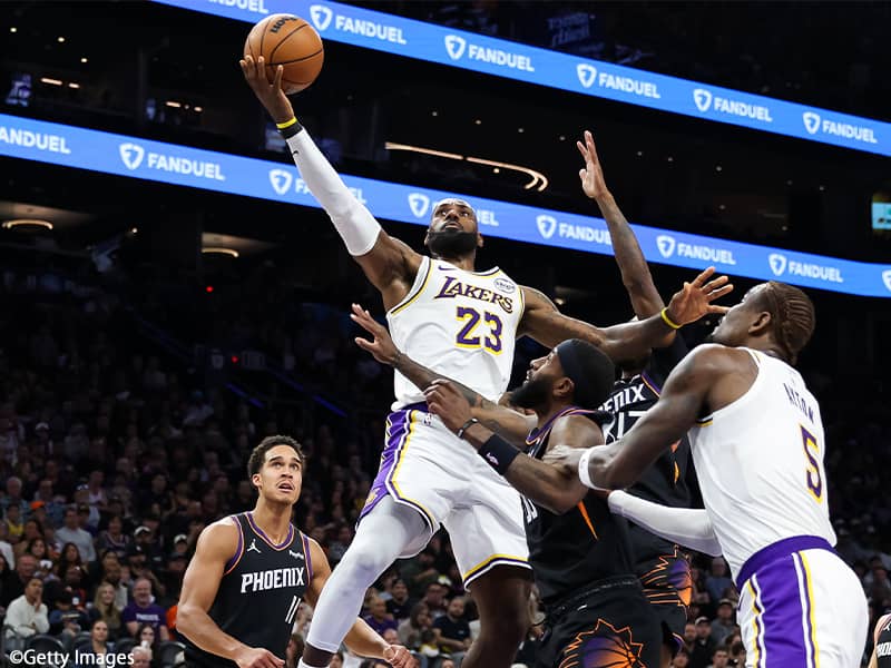 レイカーズが競り勝つ コア3人で75得点