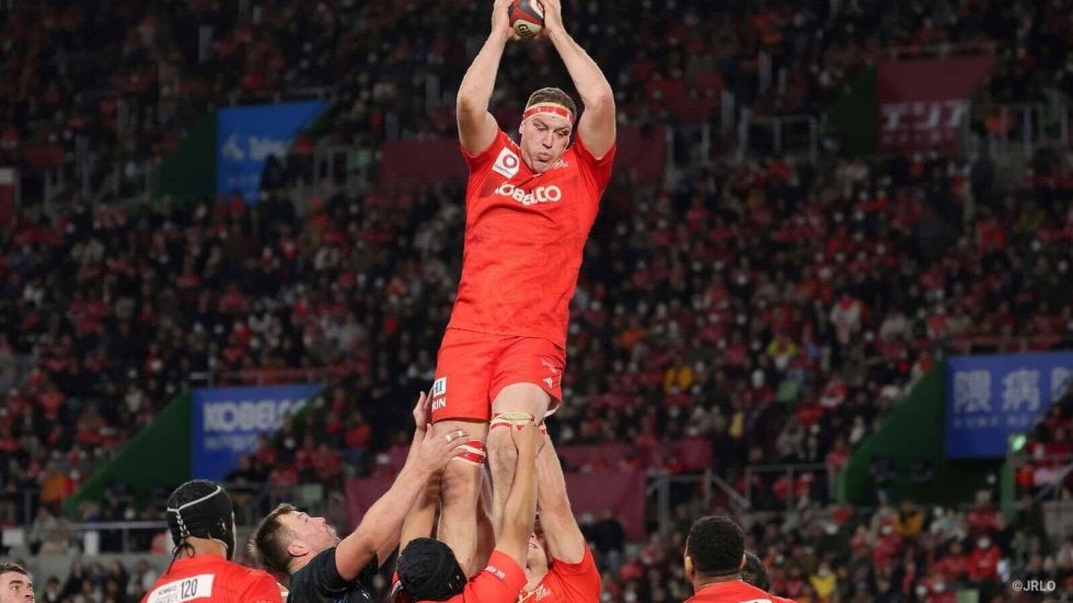 開幕に向けて組んだ全員のスクラム。努力で作り上げた“赤に染まった”スタンド