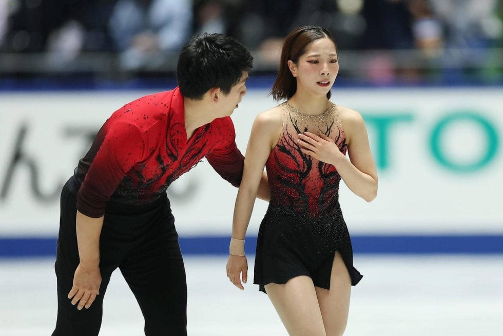 【フィギュア】脱臼し涙の三浦を木原が抱き寄せ…りくりゅう「世界最高」首位発進、フリーも出る！