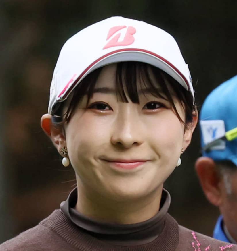 「私服おしゃれ」永嶋花音、黒ニット＆グレーワンピのフェミニンなファッションでカフェ見学