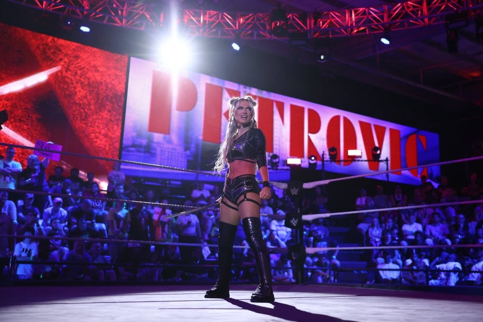 “キル・ビル風パフォ”で話題の美女レスラー、Vネックが「深すぎる」大胆ドレスショットに反響「なんて美しいんだ」