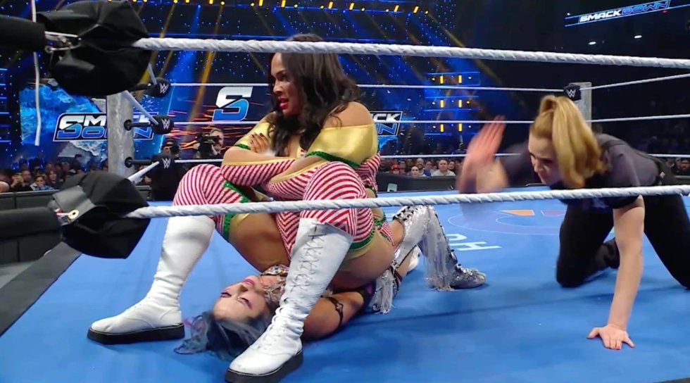 「息できない」日本人女子レスラー、120キロ超レスラーの“ケツ爆弾”に悶絶…豪快フィニッシュに視聴者あぜん「直撃だ」