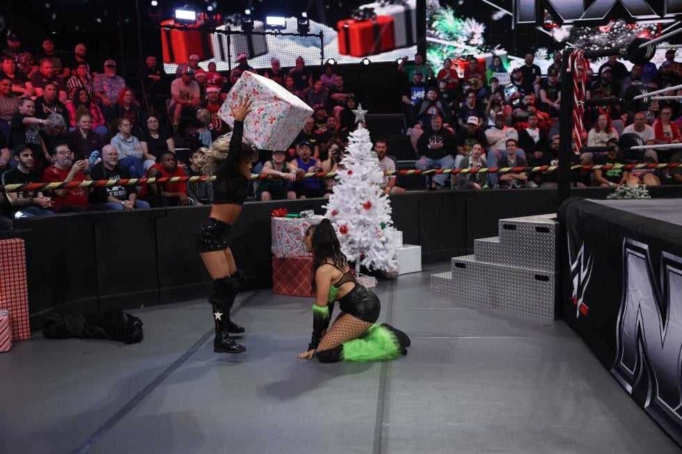 何やってんの？ 美女レスラー、クリスマスツリーに向かって“まさかの行動” 衝撃展開に実況も唖然