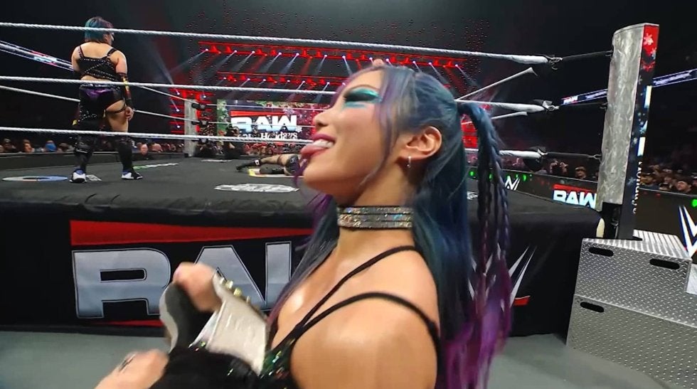 なぜレフェリーと… 日本人女子レスラーが謎の\