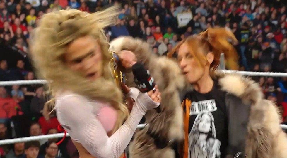 “グーパン”女子レスラー、王者の“逆鱗”に触れて悶絶タップ