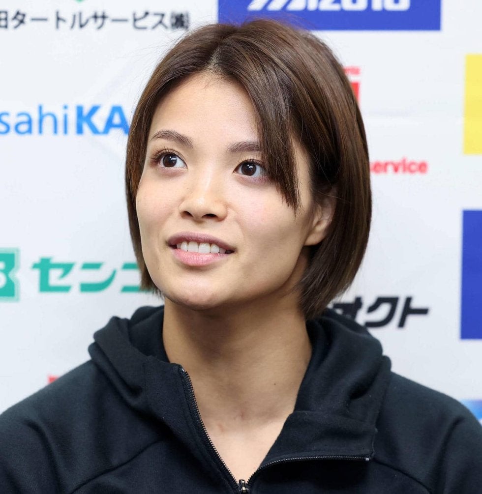 【柔道】阿部詩が新年に胸元のぞく赤のキャミソール姿披露「あら美人さん」「夏ですか」の声