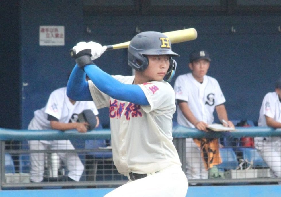 花咲徳栄の「4番・捕手」佐伯は、独特な構えから長打を繰り出す