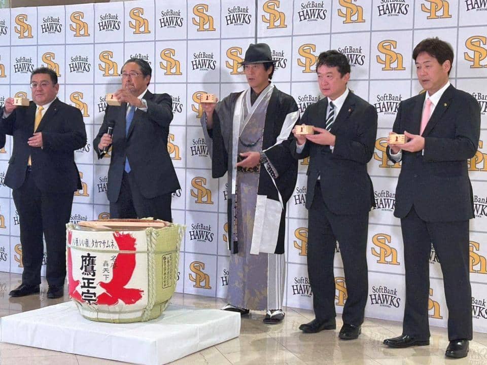 ソフトバンクが仕事始め　王球団会長は体調不調で欠席　和服姿の城島ＣＢＯ「（会長は）大丈夫です。野球が始まったら復活してくるでしょう」