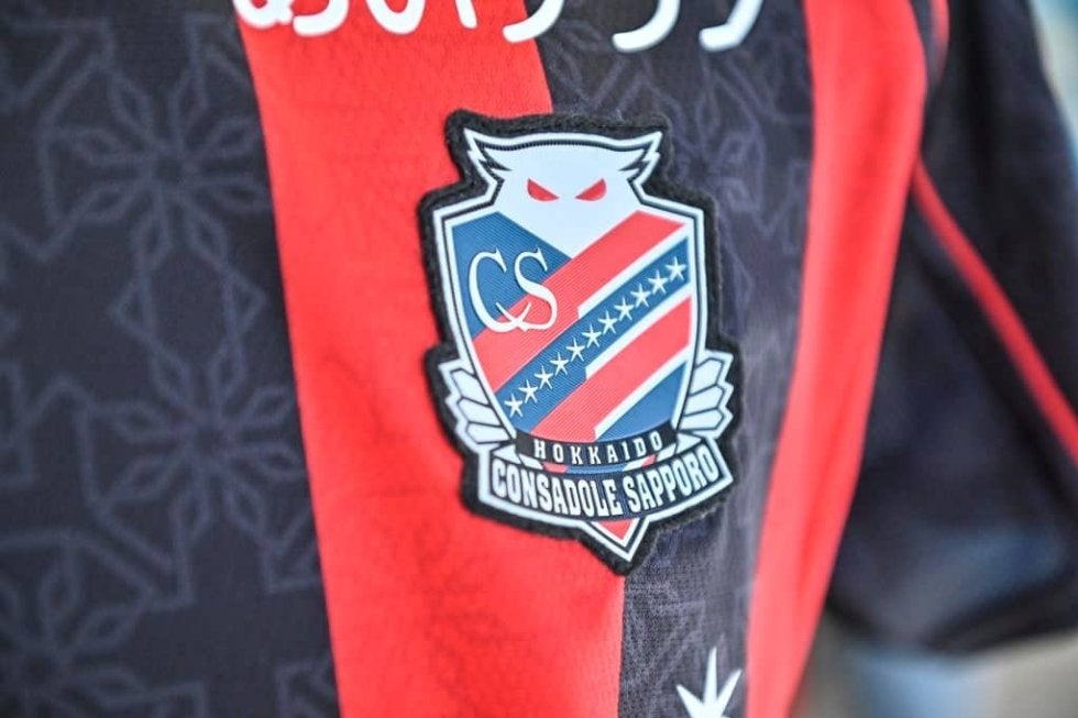 アイヌ紋様×白い恋人｣J2札幌が“相澤陽介氏デザイン”赤黒ストライプ再