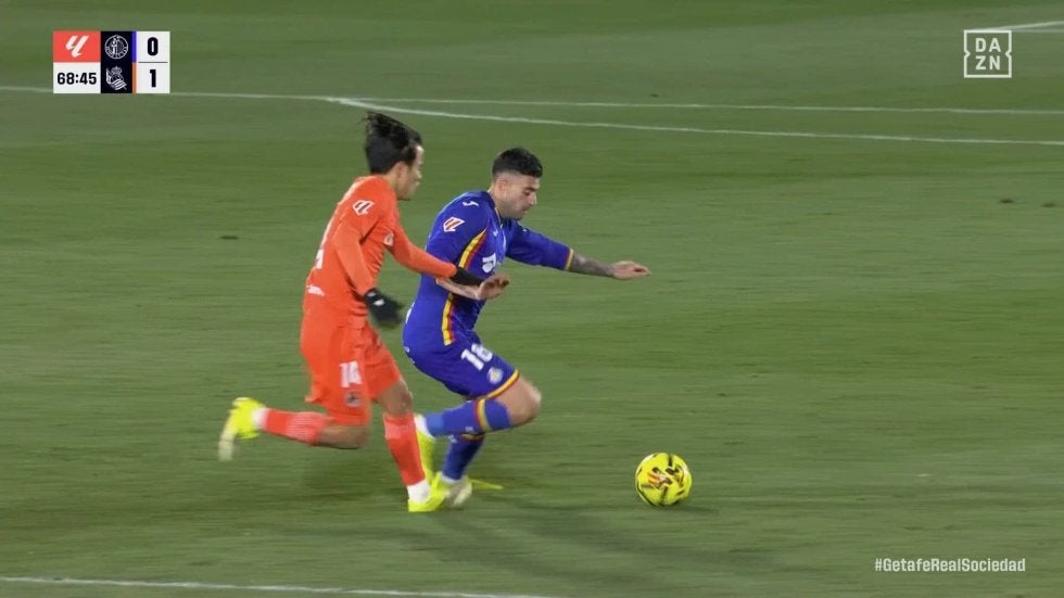 「やっぱ別格」久保建英、元同僚への猛烈鬼プレスでミス誘発→決定機演出「気持ち入ってる」絶対に前を向かせない密着ハードディフェンスで「隠れアシスト」未遂