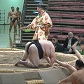 白星するり 体重2倍差の一番で巨漢力士が“まさか”の転倒