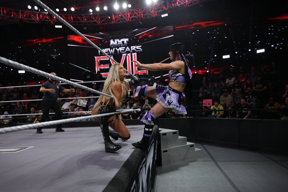 “リングの一番硬いところ”で高速回転カカト落とし…遺恨女子マッチで炸裂した“エプロン地獄”に観客騒然